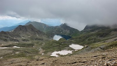 Blick auf den sagenumwobenen Wilden See während des Anstiegs auf die Wilde Kreuzspitze 