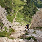 In numerous serpentines through the Forcela de Salares