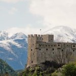 Die Michelsburg mit den Pfunderer Bergen im Hintergrund