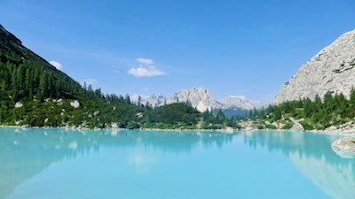 Nahezu märchenhaft spiegelt sich die Umgebung im Sorapis See...