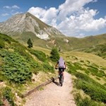 Der Europäische Fernwanderweg auf das Kreuzjoch ist auch bei Mountainbikern beliebt