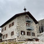 Die-steinerne-Franz-Kostner-Hütte-mit-ihrem-Glockentürmchen