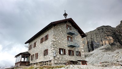 Die steinerne Franz Kostner Hütte mit ihrem Glockentürmchen