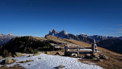Auf dem Gipfel der Außerraschötz scheinen die Villnösser Geisler zum Greifen nah...