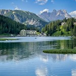 The surroundings are reflected picturesquely in the Lago di Misurina lake