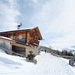 Inmitten einer idyllischen Winterlandschaft liegt die Uwaldalm