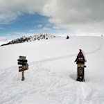 Wegweiser weisen den Weg auf den nunmehr nahen Col da Lech