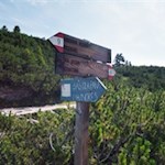 Behind Fodara Vedla a blue colored sign points the way to Lavinores