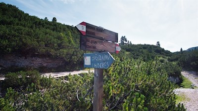Behind Fodara Vedla a blue colored sign points the way to Lavinores