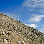 Der stein- und geröllbeladene Anstieg