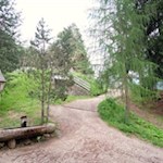 Bei einem Bildstock geht die Wanderung in den breiten Weg Nr. 6 über