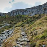 Hinter dem Klaussee wandert man zunächst durch steinbeschlagene Bergwiesen