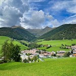 Der Stocknertalweg öffnet schöne Ausblicke auf die Terner Dorfmitte 