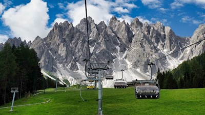 Mit dem Sessellift in Richtung des zackenreichen Haunold