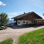 Die-idyllisch-gelegene-Vöraner-Alm