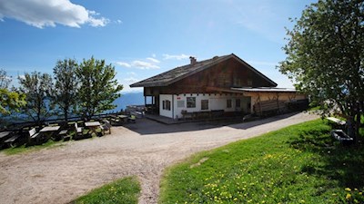 Die idyllisch gelegene Vöraner Alm