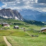In mezzo a pittoreschi prati di montagna si trova il rifugio Troier