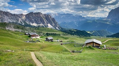 Inmitten malerischer Bergwiesen liegt die Troier Hütte