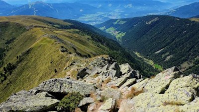Über einen steinigen Berggrat auf den Rammelstein