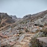 Durch-zahlreiche-Felsblöcke-windet-sich-der-Weg-Nr-23-in-Richtung-Tiefrastenhütte