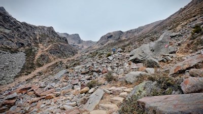 Durch zahlreiche Felsblöcke windet sich der Weg Nr. 23 in Richtung Tiefrastenhütte