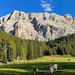 Unterwegs öffnen sich malerische Ausblicke auf die Heiligkreuzkofelgruppe