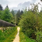 Nahe der Feuerwehrhalle in Oberolang zweigt ein Weg zur Kinderwelt ab