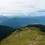 Durch urwüchsige Almwiesen auf den Schönbichl