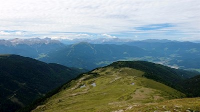 Durch urwüchsige Almwiesen auf den Schönbichl