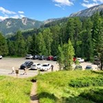 Am Wanderparkplatz zweigt der Steig zur Pecolhütte ab