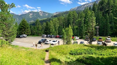 Am Wanderparkplatz zweigt der Steig zur Pecolhütte ab