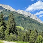 Über unseren Köpfen erheben sich die mächtigen Rieserferner