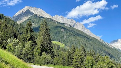 Über unseren Köpfen erheben sich die mächtigen Rieserferner