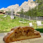 Apfelstrudel der Ochsenhütte am Fuße des Rosengarten