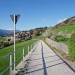 In Völs folgt man zunächst dem Radweg