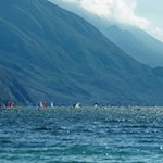 Zahlreiche Surfer tummeln sich im Wasser