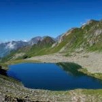 Inmitten einer berückenden Bergwelt liegt der tiefblaue Eisbruggsee