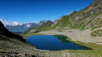 Inmitten einer berückenden Bergwelt liegt der tiefblaue Eisbruggsee