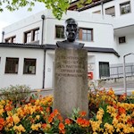 In Partschins erinnert ein Denkmal an Peter Mitterhofer, den Erfinder der Schreibmaschine
