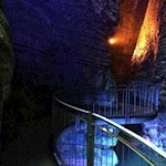 Immersa in una luce spettacolare: la grotta inferiore della cascata del Varone