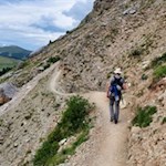 Im sanften Auf und Ab führt der Wanderweg in Richtung Würzjoch