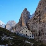 Ein-Ausgangspunkt-für-zahlreiche-Wanderungen-und-Klettertouren-die-Grasleitenhütte-auf-2165-m