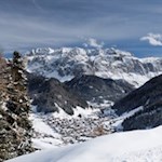 Im Hintergrund erhebt sich der imposante Sellastock