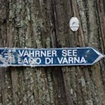 Die Wanderung zum Vahrner See ist gut ausgeschildert