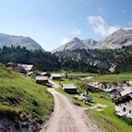 Vom Hüttendorf Fodara Vedla führt ein breiter Wanderweg zur Senneshütte