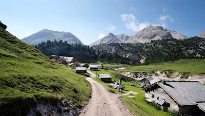Vom Hüttendorf Fodara Vedla führt ein breiter Wanderweg zur Senneshütte