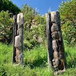 Suggestive Holzskulpturen auf dem Weg zur Bizathütte