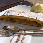Apfelstrudel der Frommer Alm