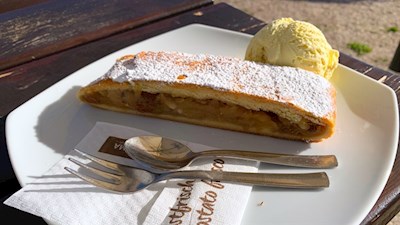 Apfelstrudel der Frommer Alm