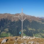 Das-schlichte-und-zugleich-imposante-Gipfelkreuz-des-Mareiter-Stein